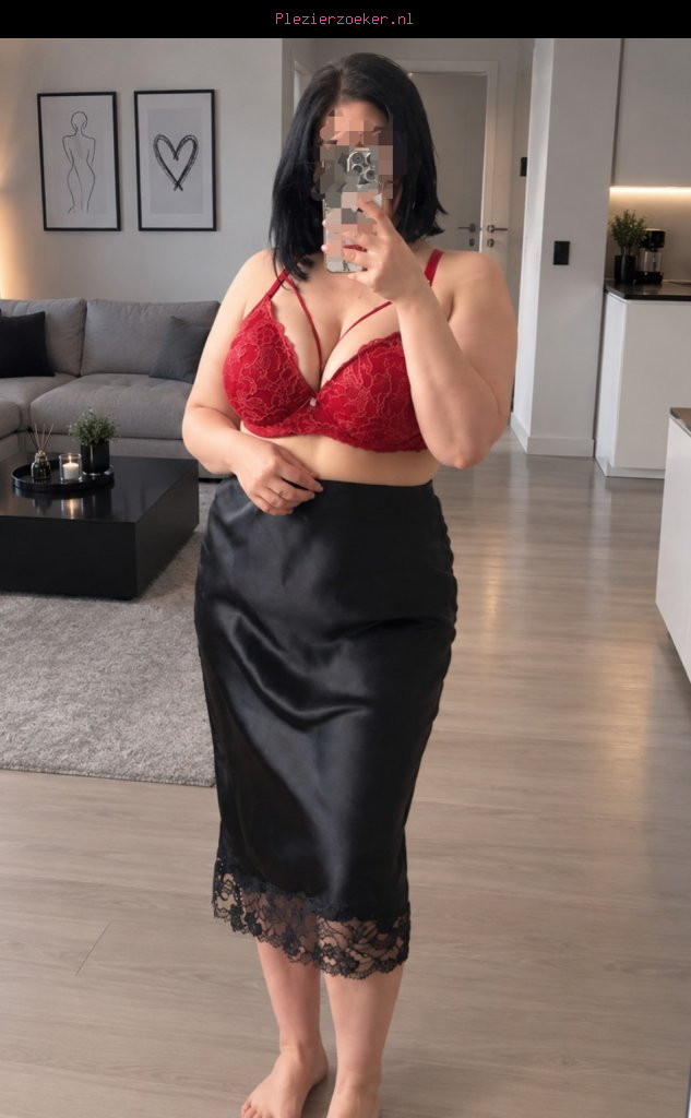 08.10.26: Gangbang Party met Derya 28
